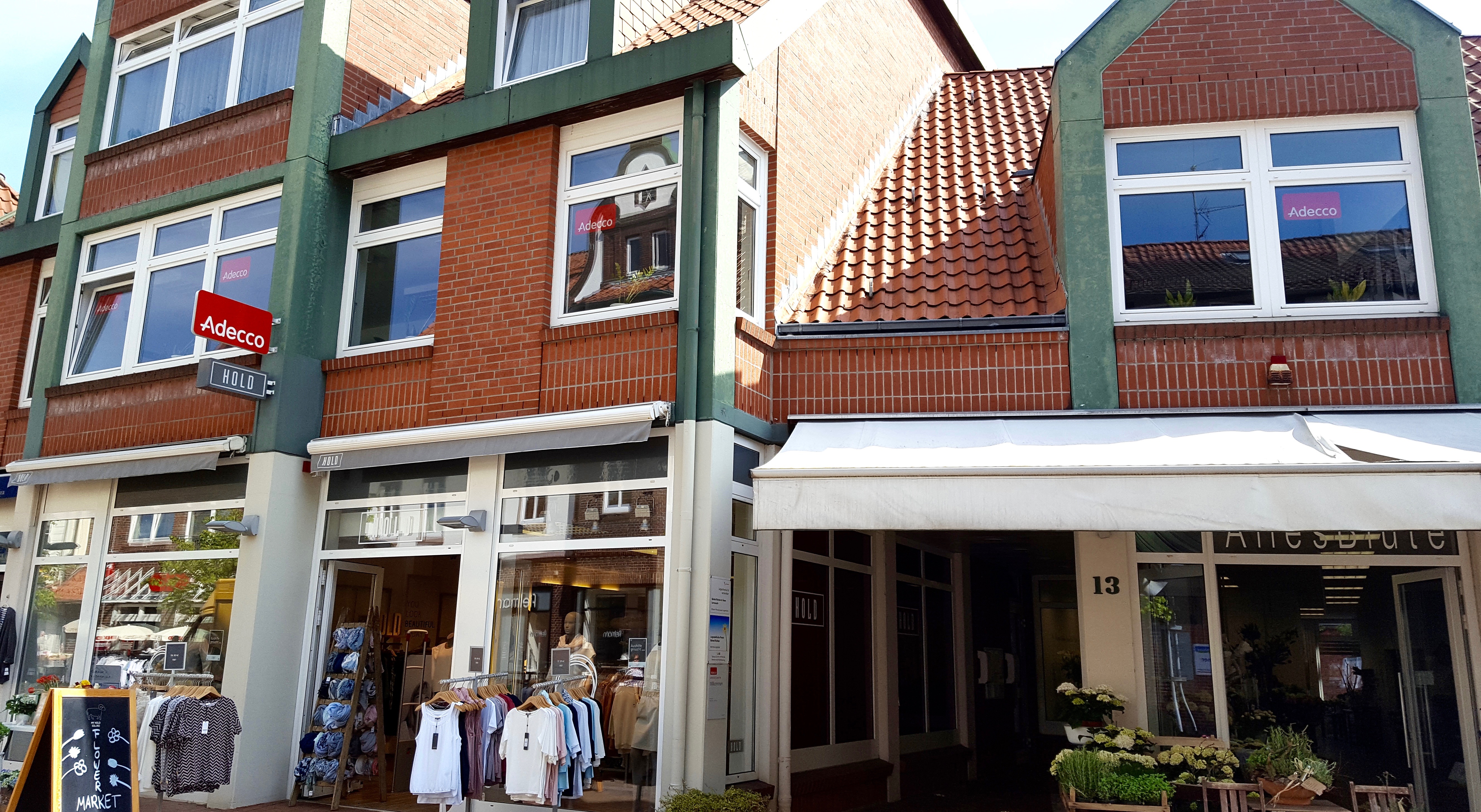 Unsere Praxis von der Außenansicht, mitten in der Soltauer Fußgängerzone. Es gibt genug Einkaufsmöglichkeiten, Cafés und Restaurants, um sich die Zeit zu vertreiben, bis Sie für Ihre Therapieeinheit zu uns kommen, oder falls Sie auf ein Familienmitglied warten müssen, während es bei uns in Therapie ist. 